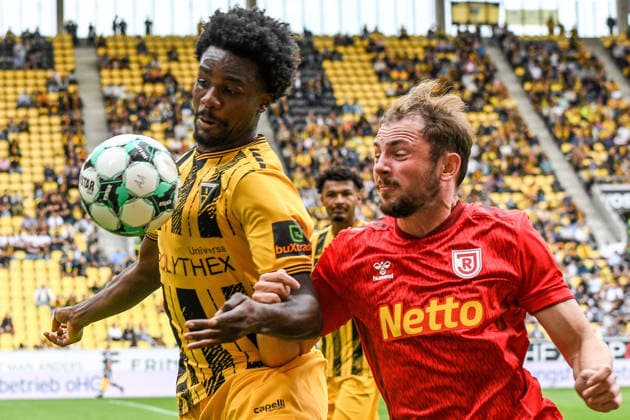 v.li.: Gideon Jung (Alemannia Aachen, 21), Lucas Hermes (Jahn Regensburg, 27), Kopfball, header, Zweikampf in der Luft, Aktion, Action, 12.09.2026, Aachen (Deutschland), Fussball, 3. Liga, TSV Alemannia Aachen - Jahn Regensburg, Fussball, 3. Liga, TSV Alemannia Aachen - Jahn Regensburg, DFB DFL REGULATIONS PROHIBIT ANY USE OF PHOTOGRAPHS AS IMAGE SEQUENCES AND OR QUASI-VIDEO.