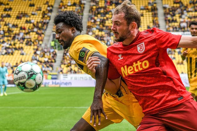 v.li.: Gideon Jung (Alemannia Aachen, 21), Lucas Hermes (Jahn Regensburg, 27), Kopfball, header, Zweikampf in der Luft, Aktion, Action, 12.09.2026, Aachen (Deutschland), Fussball, 3. Liga, TSV Alemannia Aachen - Jahn Regensburg, Fussball, 3. Liga, TSV Alemannia Aachen - Jahn Regensburg, DFB DFL REGULATIONS PROHIBIT ANY USE OF PHOTOGRAPHS AS IMAGE SEQUENCES AND OR QUASI-VIDEO.