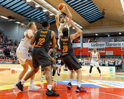Till Gloger (GIESSEN 46ers, 18),Nighael Ceaser (NINERS Chemnitz, 22), Benjamin Burnham (NINERS Chemnitz, 25), Viktor Kovacevic (GIESSEN 46ers, 25), Giessen 46ers vs. Niners Chemnitz, Basketball, Netto BBL Pokal, DBB Pokal, 1. Spieltag, Spielzeit 2026 2027, 12.09.2026 Giessen 46ers vs. Niners Chemnitz, Basketball, Netto BBL Pokal, DBB Pokal, 1. Spieltag, Spielzeit 2026 2027, 12.09.2026 Ostpreussenviertel Copyright: xEibner-Pressefoto JoergxHeinrichx EP_JHR