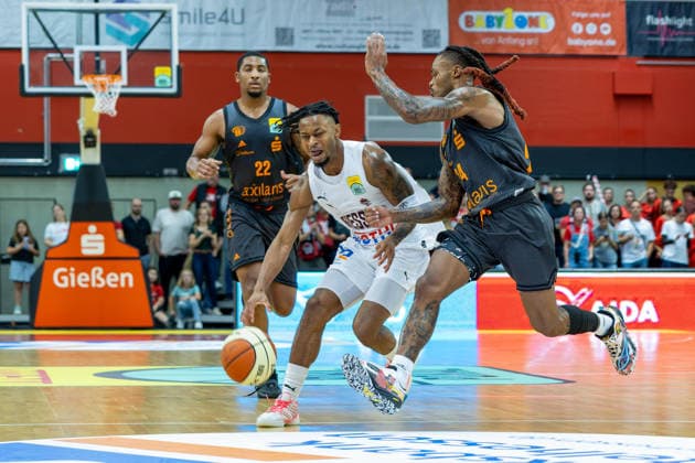 Nighael Ceaser (NINERS Chemnitz, 22), Zachery Cooks (GIESSEN 46ers, 03), Cobe Williams (NINERS Chemnitz, 24), Giessen 46ers vs. Niners Chemnitz, Basketball, Netto BBL Pokal, DBB Pokal, 1. Spieltag, Spielzeit 2026 2027, 12.09.2026 Giessen 46ers vs. Niners Chemnitz, Basketball, Netto BBL Pokal, DBB Pokal, 1. Spieltag, Spielzeit 2026 2027, 12.09.2026 Ostpreussenviertel Copyright: xEibner-Pressefoto JoergxHeinrichx EP_JHR