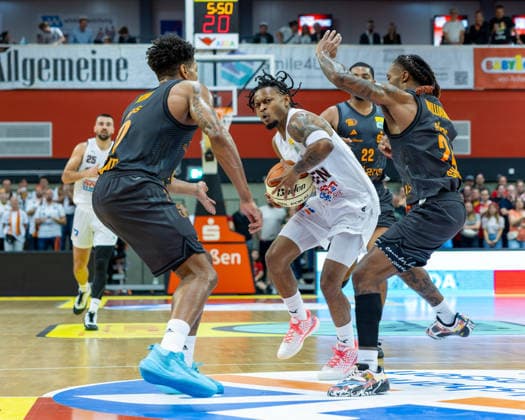 Urald King (NINERS Chemnitz, 20), Zachery Cooks (GIESSEN 46ers, 03), Cobe Williams (NINERS Chemnitz, 24), Giessen 46ers vs. Niners Chemnitz, Basketball, Netto BBL Pokal, DBB Pokal, 1. Spieltag, Spielzeit 2026 2027, 12.09.2026 Giessen 46ers vs. Niners Chemnitz, Basketball, Netto BBL Pokal, DBB Pokal, 1. Spieltag, Spielzeit 2026 2027, 12.09.2026 Ostpreussenviertel Copyright: xEibner-Pressefoto JoergxHeinrichx EP_JHR