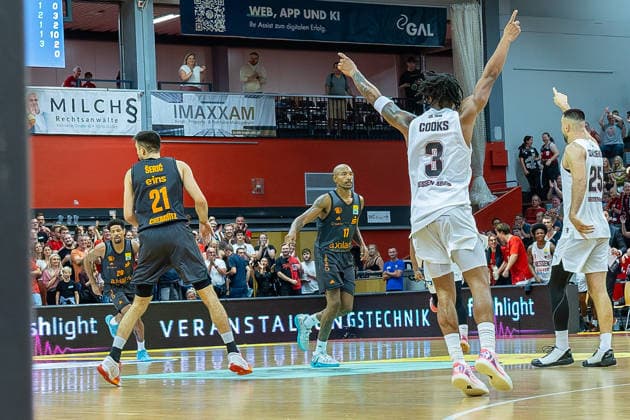 Mateo Seric (NINERS Chemnitz, 21), Darion Atkins (NINERS Chemnitz, 17). Zachery Cooks (GIESSEN 46ers, 03), Viktor Kovacevic (GIESSEN 46ers, 25), Giessen 46ers vs. Niners Chemnitz, Basketball, Netto BBL Pokal, DBB Pokal, 1. Spieltag, Spielzeit 2026 2027, 12.09.2026 Giessen 46ers vs. Niners Chemnitz, Basketball, Netto BBL Pokal, DBB Pokal, 1. Spieltag, Spielzeit 2026 2027, 12.09.2026 Ostpreussenviertel Copyright: xEibner-Pressefoto JoergxHeinrichx EP_JHR