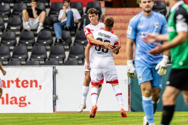 VfB Stuttgart II vs. SC Preussen Muenster, Fussball, 3. Liga, 5. Spieltag, WIRmachenDRUCK Arena Großaspach 13.09.26 Torjubel Jubel Freude nach Treffer Tor Torschuss zum 1:0 durch Lauri Penna (VfB Stuttgart II, 07). v.l. Lauri Penna (VfB Stuttgart II, 07), Enis Redzepi (VfB Stuttgart II, 39) VfB Stuttgart II vs. SC Preussen Muenster, Fussball, 3. Liga, 5. Spieltag, WIRmachenDRUCK Arena Großaspach 13.09.26 Foto: Lucca Fundel Großaspach WIRmachenDRUCK Arena Baden-Württemberg Deutschland