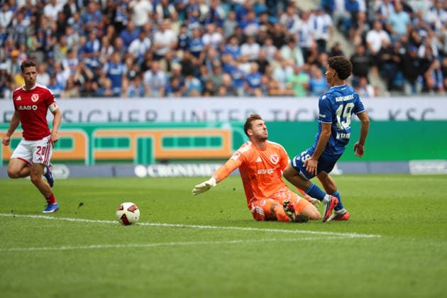 Marcel Lotka (Energie Cottbus, Torwart 01) vereitelt die Chance von Louey Ben Farhat (Karlsruher SC, 19), Karlsruher SC vs. Energie Cottbus, 2. Bundesliga, 5. Spieltag, 2026 2027, 13.09.2026, DFL REGULATIONS PROHIBIT ANY USE OF PHOTOGRAPHS AS IMAGE SEQUENCES AND OR QUASI-VIDEO, Karlsruher SC vs. Energie Cottbus, 2. Bundesliga, 5. Spieltag, 2026 2027, 13.09.2026 Karlsruhe Copyright: xEibner-Pressefoto JanxPrihodax EP_JPA