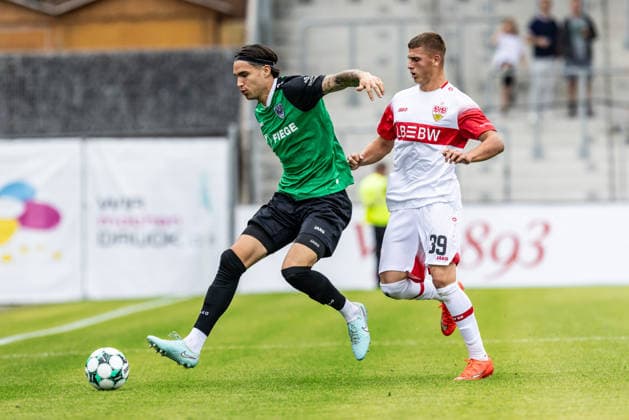 VfB Stuttgart II vs. SC Preussen Muenster, Fussball, 3. Liga, 5. Spieltag, WIRmachenDRUCK Arena Großaspach 13.09.26 v.l. Antonio Tikvic (SC Preussen Muenster, 04), Enis Redzepi (VfB Stuttgart II, 39) VfB Stuttgart II vs. SC Preussen Muenster, Fussball, 3. Liga, 5. Spieltag, WIRmachenDRUCK Arena Großaspach 13.09.26 Foto: Lucca Fundel Großaspach WIRmachenDRUCK Arena Baden-Württemberg Deutschland