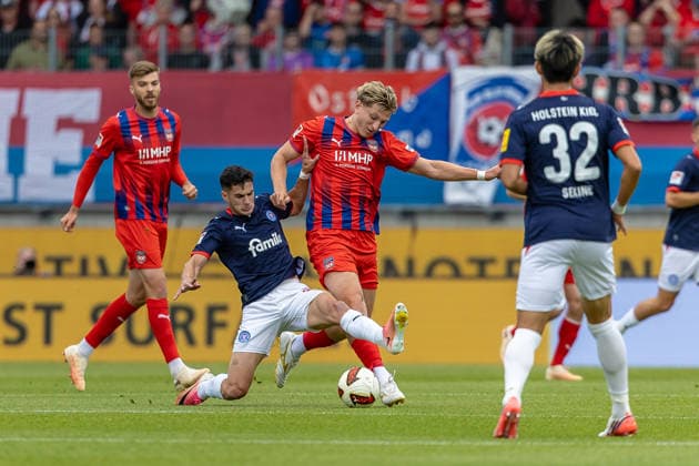 Harter Zweikampf Guillermo Balzi (Holstein Kiel, 08) Alessandro Vogt (1.FC Heidenheim, 18) Graetsche davor Hiroki Sekine (Holstein Kiel, 32), GER, 1.FC Heidenheim vs. Holstein Kiel, Fussball, 2. Bundesliga, 05. Spieltag, Spielzeit 2026 2027, 13.09.2026, DFL DFB REGULATIONS PROHIBIT ANY USE OF PHOTOGRAPHS AS IMAGE SEQUENCES AND OR QUASI-VIDEO, GER, 1.FC Heidenheim vs. Holstein Kiel, Fussball, 2. Bundesliga, 05. Spieltag, Spielzeit 2026 2027, 13.09.2026 Heidenheim Copyright: xEibner-Pressefoto JanixPlessx EP_JPL