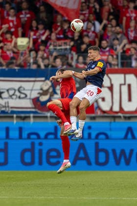 Kopfballduell Adrian Kapralik (Holstein Kiel, 20) Jonas Foehrenbach (1.FC Heidenheim, 19), GER, 1.FC Heidenheim vs. Holstein Kiel, Fussball, 2. Bundesliga, 05. Spieltag, Spielzeit 2026 2027, 13.09.2026, DFL DFB REGULATIONS PROHIBIT ANY USE OF PHOTOGRAPHS AS IMAGE SEQUENCES AND OR QUASI-VIDEO, GER, 1.FC Heidenheim vs. Holstein Kiel, Fussball, 2. Bundesliga, 05. Spieltag, Spielzeit 2026 2027, 13.09.2026 Heidenheim Copyright: xEibner-Pressefoto JanixPlessx EP_JPL