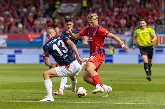 Zweikampf Ivan Nekic (Holstein Kiel, 13) Alessandro Vogt (1.FC Heidenheim, 18) dahinter Guillermo Balzi (Holstein Kiel, 08), GER, 1.FC Heidenheim vs. Holstein Kiel, Fussball, 2. Bundesliga, 05. Spieltag, Spielzeit 2026 2027, 13.09.2026, DFL DFB REGULATIONS PROHIBIT ANY USE OF PHOTOGRAPHS AS IMAGE SEQUENCES AND OR QUASI-VIDEO, GER, 1.FC Heidenheim vs. Holstein Kiel, Fussball, 2. Bundesliga, 05. Spieltag, Spielzeit 2026 2027, 13.09.2026 Heidenheim Copyright: xEibner-Pressefoto JanixPlessx EP_JPL