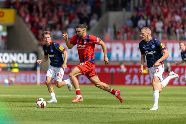 Zweikampf Oualid Mhamdi (1.FC Heidenheim, 22) Ivan Nekic (Holstein Kiel, 13) Leon Parduzi (Holstein Kiel, 40), GER, 1.FC Heidenheim vs. Holstein Kiel, Fussball, 2. Bundesliga, 05. Spieltag, Spielzeit 2026 2027, 13.09.2026, DFL DFB REGULATIONS PROHIBIT ANY USE OF PHOTOGRAPHS AS IMAGE SEQUENCES AND OR QUASI-VIDEO, GER, 1.FC Heidenheim vs. Holstein Kiel, Fussball, 2. Bundesliga, 05. Spieltag, Spielzeit 2026 2027, 13.09.2026 Heidenheim Copyright: xEibner-Pressefoto JanixPlessx EP_JPL