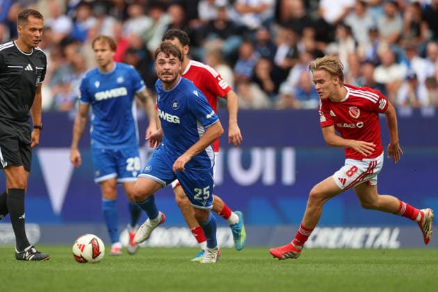 Am Ball Lilian Egloff (Karlsruher SC, 25) gegen Lukas Michelbrink (Energie Cottbus, 08), Karlsruher SC vs. Energie Cottbus, 2. Bundesliga, 5. Spieltag, 2026 2027, 13.09.2026, DFL REGULATIONS PROHIBIT ANY USE OF PHOTOGRAPHS AS IMAGE SEQUENCES AND OR QUASI-VIDEO, Karlsruher SC vs. Energie Cottbus, 2. Bundesliga, 5. Spieltag, 2026 2027, 13.09.2026 Karlsruhe Copyright: xEibner-Pressefoto JanxPrihodax EP_JPA