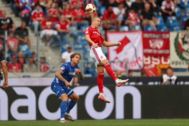 Dmytro Bogdanov (Energie Cottbus, 13) mit einem Kopfball gegen Marcel Franke (Karlsruher SC, 28), Karlsruher SC vs. Energie Cottbus, 2. Bundesliga, 5. Spieltag, 2026 2027, 13.09.2026, DFL REGULATIONS PROHIBIT ANY USE OF PHOTOGRAPHS AS IMAGE SEQUENCES AND OR QUASI-VIDEO, Karlsruher SC vs. Energie Cottbus, 2. Bundesliga, 5. Spieltag, 2026 2027, 13.09.2026 Karlsruhe Copyright: xEibner-Pressefoto JanxPrihodax EP_JPA