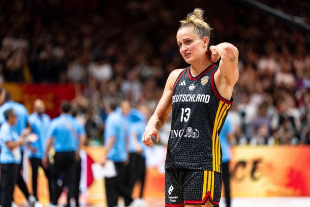 Leonie Fiebich (Deutschland, 13) enttaeuscht Enttaeuschung nach Niederlage, GER, Frankreich vs. Deutschland, Basketball, FIBA Women s World Cup 2026, Halbfinale, 12.09.2026 GER, Frankreich vs. Deutschland, Basketball, FIBA Women s World Cup 2026, Halbfinale, 12.09.2026 Berlin Copyright: xEibner-Pressefoto MaxxVincenx EP_MVN