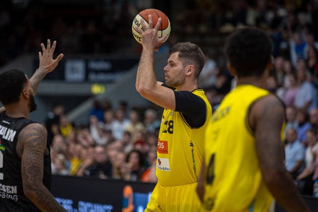 David Joplin (MHP RIESEN Ludwigsburg, 02) Julius Wolf (Kreisbau Kirchheim Knights, 28) GER, Kreisbau Kirchheim Knights vs. MHP RIESEN Ludwigsburg, easyCredit BBL, Netto BBL Pokal, Runde 1, Saison 2026 2027, 13.09.2026 GER, Kreisbau Kirchheim Knights vs. MHP RIESEN Ludwigsburg, easyCredit BBL, Netto BBL Pokal, Runde 1, Saison 2026 2027, 13.09.2026 Goeppingen Copyright: xEibner-Pressefoto NinaxSanderx EP_NSR