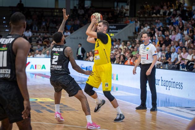 David Joplin (MHP RIESEN Ludwigsburg, 02) Julius Wolf (Kreisbau Kirchheim Knights, 28) GER, Kreisbau Kirchheim Knights vs. MHP RIESEN Ludwigsburg, easyCredit BBL, Netto BBL Pokal, Runde 1, Saison 2026 2027, 13.09.2026 GER, Kreisbau Kirchheim Knights vs. MHP RIESEN Ludwigsburg, easyCredit BBL, Netto BBL Pokal, Runde 1, Saison 2026 2027, 13.09.2026 Goeppingen Copyright: xEibner-Pressefoto NinaxSanderx EP_NSR