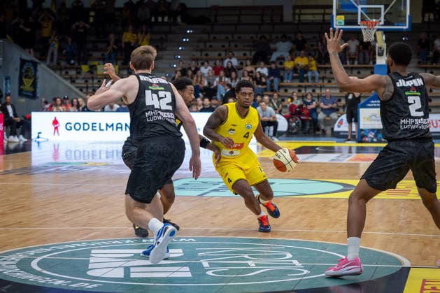 Tommy Rutherford (MHP RIESEN Ludwigsburg, 42) Desmond Watson (Kreisbau Kirchheim Knights, 04) GER, Kreisbau Kirchheim Knights vs. MHP RIESEN Ludwigsburg, easyCredit BBL, Netto BBL Pokal, Runde 1, Saison 2026 2027, 13.09.2026 GER, Kreisbau Kirchheim Knights vs. MHP RIESEN Ludwigsburg, easyCredit BBL, Netto BBL Pokal, Runde 1, Saison 2026 2027, 13.09.2026 Goeppingen Copyright: xEibner-Pressefoto NinaxSanderx EP_NSR