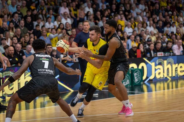 Elijah Hughes (MHP RIESEN Ludwigsburg, 07) Julius Wolf (Kreisbau Kirchheim Knights, 28) David Joplin (MHP RIESEN Ludwigsburg, 02) GER, Kreisbau Kirchheim Knights vs. MHP RIESEN Ludwigsburg, easyCredit BBL, Netto BBL Pokal, Runde 1, Saison 2026 2027, 13.09.2026 GER, Kreisbau Kirchheim Knights vs. MHP RIESEN Ludwigsburg, easyCredit BBL, Netto BBL Pokal, Runde 1, Saison 2026 2027, 13.09.2026 Goeppingen Copyright: xEibner-Pressefoto NinaxSanderx EP_NSR