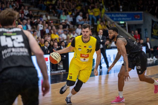 Julius Wolf (Kreisbau Kirchheim Knights, 28) David Joplin (MHP RIESEN Ludwigsburg, 02) GER, Kreisbau Kirchheim Knights vs. MHP RIESEN Ludwigsburg, easyCredit BBL, Netto BBL Pokal, Runde 1, Saison 2026 2027, 13.09.2026 GER, Kreisbau Kirchheim Knights vs. MHP RIESEN Ludwigsburg, easyCredit BBL, Netto BBL Pokal, Runde 1, Saison 2026 2027, 13.09.2026 Goeppingen Copyright: xEibner-Pressefoto NinaxSanderx EP_NSR
