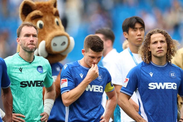 Bedienter Marvin Wanitzek (Karlsruher SC, 10) Tim Civeja (Karlsruher SC, 23) Robin Himmelmann (Karlsruher SC, Torwart 30), Karlsruher SC vs. Energie Cottbus, 2. Bundesliga, 5. Spieltag, 2026 2027, 13.09.2026, DFL REGULATIONS PROHIBIT ANY USE OF PHOTOGRAPHS AS IMAGE SEQUENCES AND OR QUASI-VIDEO, Karlsruher SC vs. Energie Cottbus, 2. Bundesliga, 5. Spieltag, 2026 2027, 13.09.2026 Karlsruhe Copyright: xEibner-Pressefoto JanxPrihodax EP_JPA