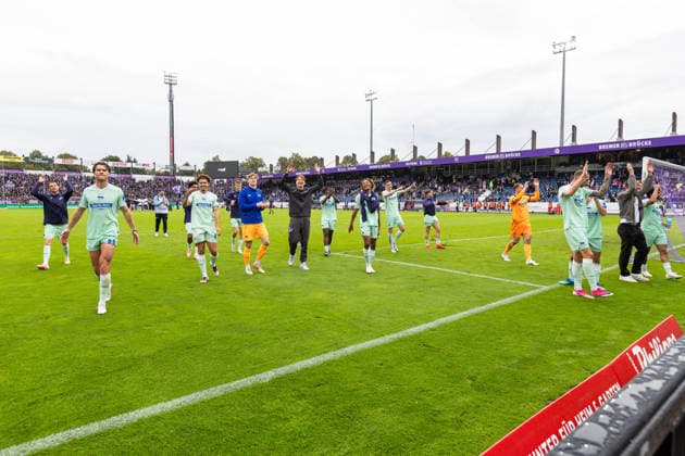 Die Spieler und Verantwortliche von Hertha BSC jubeln nach dem 1:3 Sieg GER, VfL Osnabrueck vs. Hertha BSC, Fussball, 2. Bundesliga, 5. Spieltag, Spielzeit 2026 2027, 13.09.2026 DFL Regulations prohibit any use of photographers as image sequences and or quasi-video. GER, VfL Osnabrueck vs. Hertha BSC, Fussball, 2. Bundesliga, 5. Spieltag, Spielzeit 2026 2027, 13.09.2026 Osnabrueck Copyright: xEibner-Pressefoto JanxRollingerx EP_JSK