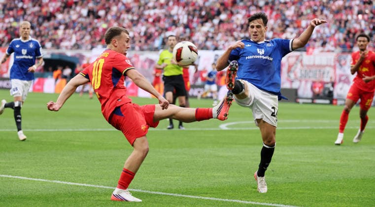 RB Leipzig - Hamburger SV Bundesliga Leipzig, 13.09.2026, Red Bull Arena, Fußball, 1.Bundesliga, 3.Spieltag , RB Leipzig vs. Hamburger SV , Im Bild von links: Brajan Gruda (10, RB Leipzig), Nicol‡s Capaldo ( 24, HSV). , Nur zur redaktionellen Nutzung. Only editorial use. , DFL DFB regulations prohibit any use of photographs as image sequences and or quasi-video. ,
