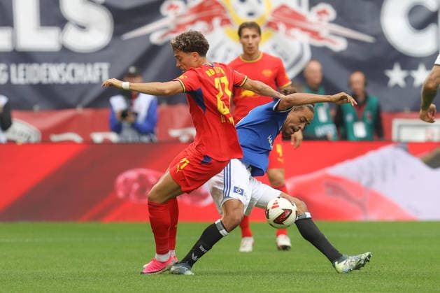 13.09.2026, xtgx, Fussball, 1. Bundesliga, RB Leipzig - Hamburger SV, v.l. Neil El Aynaoui (Leipzig, 21) , Yussuf Poulsen (Hamburg, 15) Zweikampf, Duell, Kampf, tackle (DFL DFB REGULATIONS PROHIBIT ANY USE OF PHOTOGRAPHS as IMAGE SEQUENCES and or QUASI-VIDEO) Leipzig