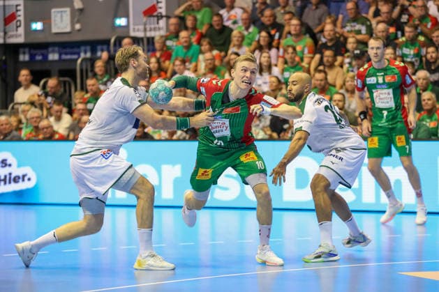 13.09.2026, xgox, Handball - Opel HBL SC Magdeburg - HSG Wetzlar emspor, v.l. Petter Overby (Wetzlar, 11), Gisli Thorgeir Kristjansson (Magdeburg, 10), David Cyrill Akakpo (Wetzlar, 20) Zweikampf, Duell, Kampf, tackle Magdeburg