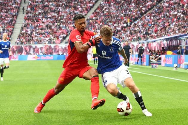 RB Leipzig - Hamburger SV Bundesliga Leipzig, 13.09.2026, Red Bull Arena, Fußball, Männer, Saison 2026 2027, 1. Bundesliga, 3. Spieltag, RB Leipzig - Hamburger SV , Im Bild v.l.: Benjamin Henrichs (39, RB Leipzig) und David Möller Wolfe ( 3, HSV) ,