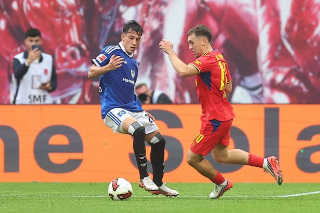 RB Leipzig - Hamburger SV Bundesliga Leipzig, 13.09.2026, Red Bull Arena, Fußball, Männer, Saison 2026 2027, 1. Bundesliga, 3. Spieltag, RB Leipzig - Hamburger SV , Im Bild v.l.: Nicolas Capaldo ( 24, HSV) und Brajan Gruda (10, RB Leipzig) ,