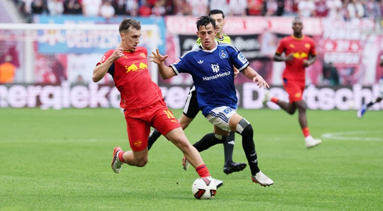 RB Leipzig - Hamburger SV Bundesliga Leipzig, 13.09.2026, Red Bull Arena, Fußball, 1.Bundesliga, 3.Spieltag , RB Leipzig vs. Hamburger SV , Im Bild von links: Brajan Gruda (10, RB Leipzig), Nicol‡s Capaldo ( 24, HSV). , Nur zur redaktionellen Nutzung. Only editorial use. , DFL DFB regulations prohibit any use of photographs as image sequences and or quasi-video. ,