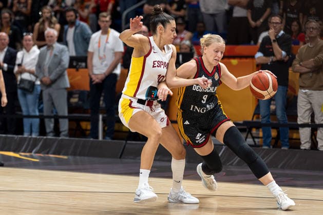 Emma Eichmeyer (Deutschland, 09) im Dribbling gegen Maria Conde (Spanien, 10), GER, Spanien vs. Deutschland, Basketball, FIBA Women s World Cup 2026, Spiel um Platz 3, 13.09.2026 GER, Spanien vs. Deutschland, Basketball, FIBA Women s World Cup 2026, Spiel um Platz 3, 13.09.2026 Berlin Copyright: xEibner-Pressefoto MaxxVincenx EP_MVN