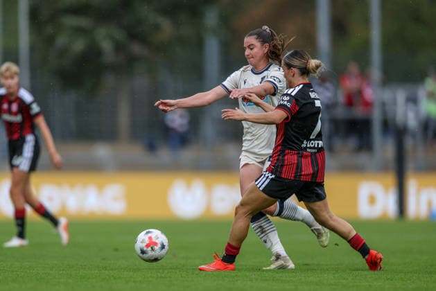 GER, Frankfurt, Eintracht Frankfurt vs TSG Hoffenheim, Google Pixel Frauen Bundesliga, Fussball, DFB, Spielzeit 2026 2027, Stadion am Brentanobad, 4. Spieltag im Bild v.l.: Chiara Hahn (TSG Hoffenheim Frauen 23), Ereleta Memeti (Eintracht Frankfurt Frauen 7), Zweikampf DFB DFL REGULATIONS PROHIBIT ANY USE OF PHOTOGRAPHS AS IMAGE SEQUENCES AND OR QUASI-VIDEO, 13.09.2026 Copyright: HMBxMedia HendrikxHamelau