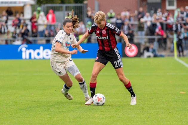 Spielszene, Zweikampf, v.l. Chiara Hahn (TSG 1899 Hoffenheim, 23), Paulina Krumbiegel (Eintracht Frankfurt, 27), GER, Eintracht Frankfurt vs. TSG 1899 Hoffenheim, Fussball, Google Pixel Frauen-Bundesliga, 4. Spieltag, Saison 2026 2027, 13.09.2026, DFB REGULATIONS PROHIBIT ANY USE OF PHOTOGRAPHS AS IMAGE SEQUENCES AND OR QUASI-VIDEO, GER, Eintracht Frankfurt vs. TSG 1899 Hoffenheim, Fussball, Google Pixel Frauen-Bundesliga, 4. Spieltag, Saison 2026 2027, 13.09.2026 Frankfurt am Main Copyright: xEibner-Pressefoto J-NxGroemlingx EP_JGG
