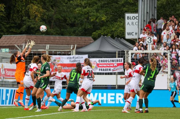 Laura Giuliani (VfB Stuttgart, 1) kann den Ball sicher fangen VfB Stuttgart vs. VfL Wolfsburg, Fussball, Frauen Bundesliga, 4. Spieltag, Spielzeit 2026 2027, 13.09.2026 VfB Stuttgart vs. VfL Wolfsburg, Fussball, Frauen Bundesliga, 4. Spieltag, Spielzeit 2026 2027, 13.09.2026 Copyright: xEibner-Pressefoto SoerenxHerwegx EP_SHG