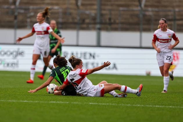 Greta Stegemann (VfB Stuttgart, 5) gegen Kessya Bussy (VFL Wolfsburg, 19) VfB Stuttgart vs. VfL Wolfsburg, Fussball, Frauen Bundesliga, 4. Spieltag, Spielzeit 2026 2027, 13.09.2026 VfB Stuttgart vs. VfL Wolfsburg, Fussball, Frauen Bundesliga, 4. Spieltag, Spielzeit 2026 2027, 13.09.2026 Copyright: xEibner-Pressefoto SoerenxHerwegx EP_SHG