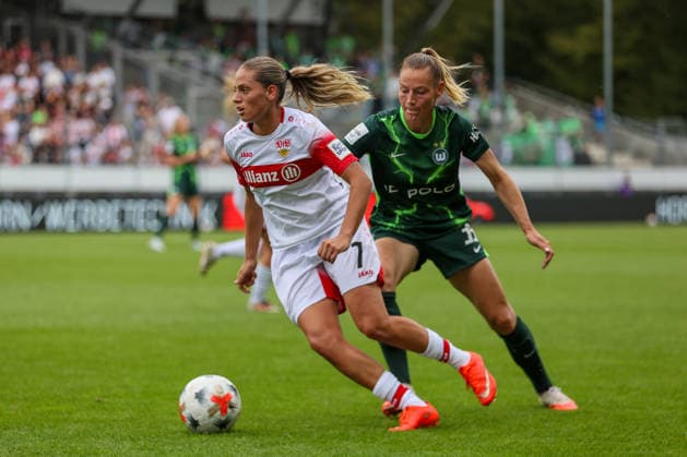 Daphina Redzepi (VfB Stuttgart, 7) im engen Kampf mit Sarai Linder (VFL Wolfsburg, 39) VfB Stuttgart vs. VfL Wolfsburg, Fussball, Frauen Bundesliga, 4. Spieltag, Spielzeit 2026 2027, 13.09.2026 VfB Stuttgart vs. VfL Wolfsburg, Fussball, Frauen Bundesliga, 4. Spieltag, Spielzeit 2026 2027, 13.09.2026 Copyright: xEibner-Pressefoto SoerenxHerwegx EP_SHG