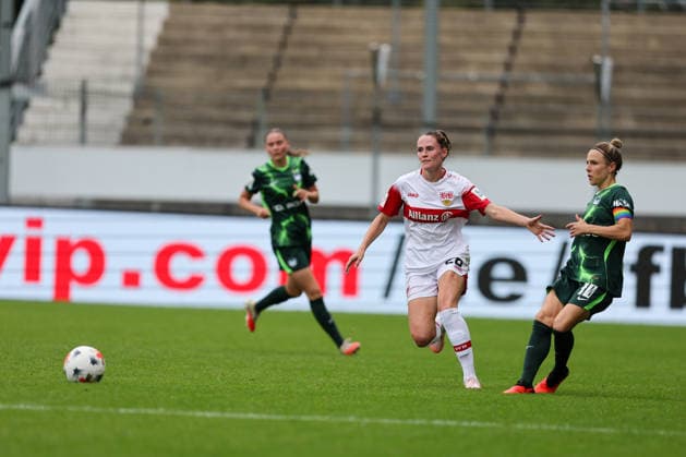 Reena Wichmann (VfB Stuttgart, 28) kann den Pass von Svenja Huth (VFL Wolfsburg, 10) nicht verhindern VfB Stuttgart vs. VfL Wolfsburg, Fussball, Frauen Bundesliga, 4. Spieltag, Spielzeit 2026 2027, 13.09.2026 VfB Stuttgart vs. VfL Wolfsburg, Fussball, Frauen Bundesliga, 4. Spieltag, Spielzeit 2026 2027, 13.09.2026 Copyright: xEibner-Pressefoto SoerenxHerwegx EP_SHG