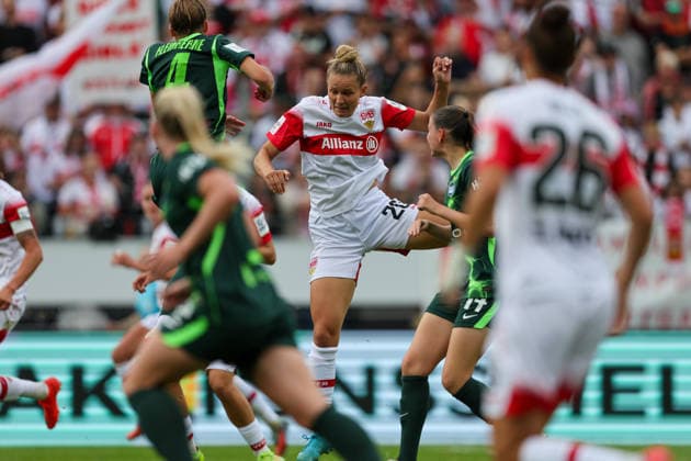 Jana Beuschlein (VfB Stuttgart, 20) versucht zum Kopfball zu kommen VfB Stuttgart vs. VfL Wolfsburg, Fussball, Frauen Bundesliga, 4. Spieltag, Spielzeit 2026 2027, 13.09.2026 VfB Stuttgart vs. VfL Wolfsburg, Fussball, Frauen Bundesliga, 4. Spieltag, Spielzeit 2026 2027, 13.09.2026 Copyright: xEibner-Pressefoto SoerenxHerwegx EP_SHG