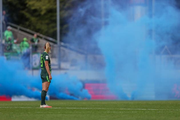 Lara PraÅ¡nikar (VFL Wolfsburg, 9) beobachtet den Rauch von einem bengalischen Feuer, das Fans der Stuttgarter Kickers von außerhalb des Stadions auf das Spielfeld geworfen haben VfB Stuttgart vs. VfL Wolfsburg, Fussball, Frauen Bundesliga, 4. Spieltag, Spielzeit 2026 2027, 13.09.2026 VfB Stuttgart vs. VfL Wolfsburg, Fussball, Frauen Bundesliga, 4. Spieltag, Spielzeit 2026 2027, 13.09.2026 Copyright: xEibner-Pressefoto SoerenxHerwegx EP_SHG