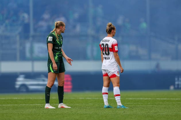 Kessya Bussy (VFL Wolfsburg, 19) und Jana Beuschlein (VfB Stuttgart, 20) im Rauch eines bengalischen Feuers VfB Stuttgart vs. VfL Wolfsburg, Fussball, Frauen Bundesliga, 4. Spieltag, Spielzeit 2026 2027, 13.09.2026 VfB Stuttgart vs. VfL Wolfsburg, Fussball, Frauen Bundesliga, 4. Spieltag, Spielzeit 2026 2027, 13.09.2026 Copyright: xEibner-Pressefoto SoerenxHerwegx EP_SHG