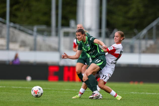 Katharina Piljic (VFL Wolfsburg, 17) gegen Muriel Dürr (VfB Stuttgart, 17) VfB Stuttgart vs. VfL Wolfsburg, Fussball, Frauen Bundesliga, 4. Spieltag, Spielzeit 2026 2027, 13.09.2026 VfB Stuttgart vs. VfL Wolfsburg, Fussball, Frauen Bundesliga, 4. Spieltag, Spielzeit 2026 2027, 13.09.2026 Copyright: xEibner-Pressefoto SoerenxHerwegx EP_SHG