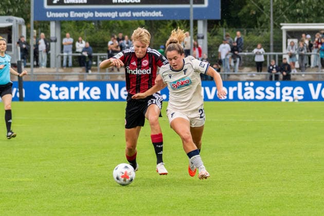 Spielszene, Zweikampf, v.l. Paulina Krumbiegel (Eintracht Frankfurt, 27), Laia Martret (TSG 1899 Hoffenheim, 21), GER, Eintracht Frankfurt vs. TSG 1899 Hoffenheim, Fussball, Google Pixel Frauen-Bundesliga, 4. Spieltag, Saison 2026 2027, 13.09.2026, DFB REGULATIONS PROHIBIT ANY USE OF PHOTOGRAPHS AS IMAGE SEQUENCES AND OR QUASI-VIDEO, GER, Eintracht Frankfurt vs. TSG 1899 Hoffenheim, Fussball, Google Pixel Frauen-Bundesliga, 4. Spieltag, Saison 2026 2027, 13.09.2026 Frankfurt am Main Copyright: xEibner-Pressefoto J-NxGroemlingx EP_JGG