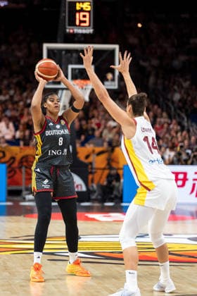 Nyara Sabally (Deutschland, 08) am Ball, Raquel Carrera (Spanien, 14), GER, Spanien vs. Deutschland, Basketball, FIBA Women s World Cup 2026, Spiel um Platz 3, 13.09.2026 GER, Spanien vs. Deutschland, Basketball, FIBA Women s World Cup 2026, Spiel um Platz 3, 13.09.2026 Berlin Copyright: xEibner-Pressefoto MaxxVincenx EP_MVN