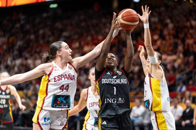 Alexis Peterson (Deutschland, 01) beim Wurf, Iyana Martin (Spanien, 44), Helena Pueyo (Spanien, 09), GER, Spanien vs. Deutschland, Basketball, FIBA Women s World Cup 2026, Spiel um Platz 3, 13.09.2026 GER, Spanien vs. Deutschland, Basketball, FIBA Women s World Cup 2026, Spiel um Platz 3, 13.09.2026 Berlin Copyright: xEibner-Pressefoto MaxxVincenx EP_MVN
