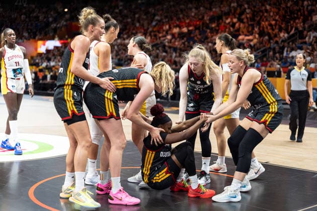 Alexis Peterson (Deutschland, 01) am Boden, Leonie Fiebich (Deutschland, 13), Marie Guelich (Deutschland, 21), Frieda Buehner (Deutschland, 20), Emma Eichmeyer (Deutschland, 09) helfen hoch, GER, Spanien vs. Deutschland, Basketball, FIBA Women s World Cup 2026, Spiel um Platz 3, 13.09.2026 GER, Spanien vs. Deutschland, Basketball, FIBA Women s World Cup 2026, Spiel um Platz 3, 13.09.2026 Berlin Copyright: xEibner-Pressefoto MaxxVincenx EP_MVN