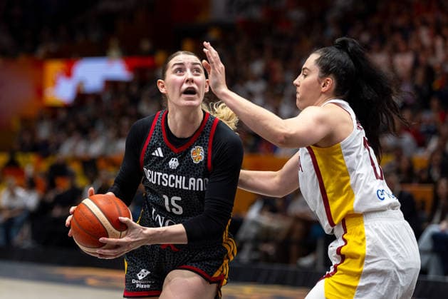 Luisa Geiselsoder (Deutschland, 15) am Ball, Megan Gustafson (Spanien, 17), GER, Spanien vs. Deutschland, Basketball, FIBA Women s World Cup 2026, Spiel um Platz 3, 13.09.2026 GER, Spanien vs. Deutschland, Basketball, FIBA Women s World Cup 2026, Spiel um Platz 3, 13.09.2026 Berlin Copyright: xEibner-Pressefoto MaxxVincenx EP_MVN