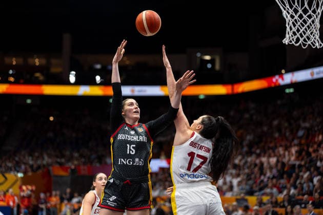 Luisa Geiselsoder (Deutschland, 15) beim Wurf, Megan Gustafson (Spanien, 17), GER, Spanien vs. Deutschland, Basketball, FIBA Women s World Cup 2026, Spiel um Platz 3, 13.09.2026 GER, Spanien vs. Deutschland, Basketball, FIBA Women s World Cup 2026, Spiel um Platz 3, 13.09.2026 Berlin Copyright: xEibner-Pressefoto MaxxVincenx EP_MVN