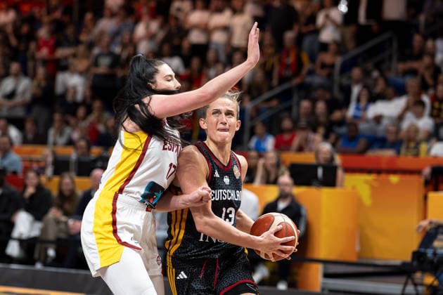 Leonie Fiebich (Deutschland, 13) im Dribbling, Megan Gustafson (Spanien, 17), GER, Spanien vs. Deutschland, Basketball, FIBA Women s World Cup 2026, Spiel um Platz 3, 13.09.2026 GER, Spanien vs. Deutschland, Basketball, FIBA Women s World Cup 2026, Spiel um Platz 3, 13.09.2026 Berlin Copyright: xEibner-Pressefoto MaxxVincenx EP_MVN