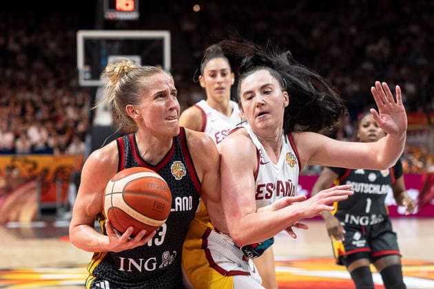Leonie Fiebich (Deutschland, 13) im Zweikampf, Megan Gustafson (Spanien, 17), GER, Spanien vs. Deutschland, Basketball, FIBA Women s World Cup 2026, Spiel um Platz 3, 13.09.2026 GER, Spanien vs. Deutschland, Basketball, FIBA Women s World Cup 2026, Spiel um Platz 3, 13.09.2026 Berlin Copyright: xEibner-Pressefoto MaxxVincenx EP_MVN