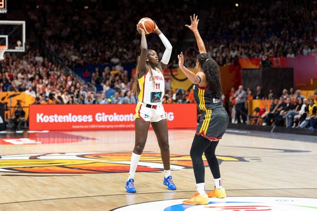 Awa Fam (Spanien, 11) am Ball, Nyara Sabally (Deutschland, 08), GER, Spanien vs. Deutschland, Basketball, FIBA Women s World Cup 2026, Spiel um Platz 3, 13.09.2026 GER, Spanien vs. Deutschland, Basketball, FIBA Women s World Cup 2026, Spiel um Platz 3, 13.09.2026 Berlin Copyright: xEibner-Pressefoto MaxxVincenx EP_MVN