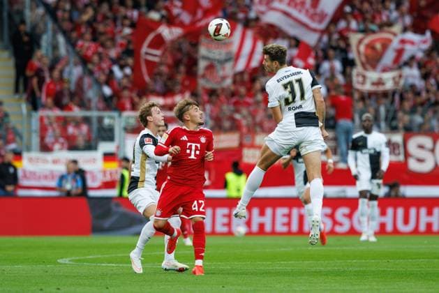 Lennart Karl (FC Bayern Muenchen) im Zweikampf mit Cole Campbell (SV 07 Elversberg) und Maximilian Rohr (SV 07 Elversberg), Aktion Action SV Elversberg vs FC Bayern Muenchen, Fussball, 1. Bundesliga, 03. Spieltag, Saison 2026 2027, 13.09.2026 SV Elversberg vs FC Bayern Muenchen, Fussball, 1. Bundesliga, 03. Spieltag, Saison 2026 2027, 13.09.2026 Copyright: xEibnerxPressefotox EP_ANS